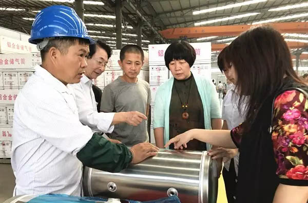 山東省裝備制造業(yè)協(xié)會(huì)會(huì)長高玲（左四）參觀水泊焊割產(chǎn)品